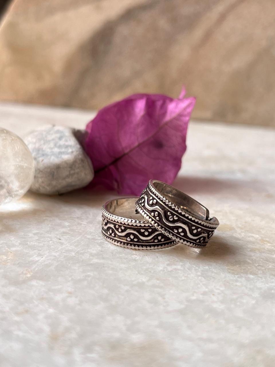 Oxidized silver toe ring with wavy rawa design