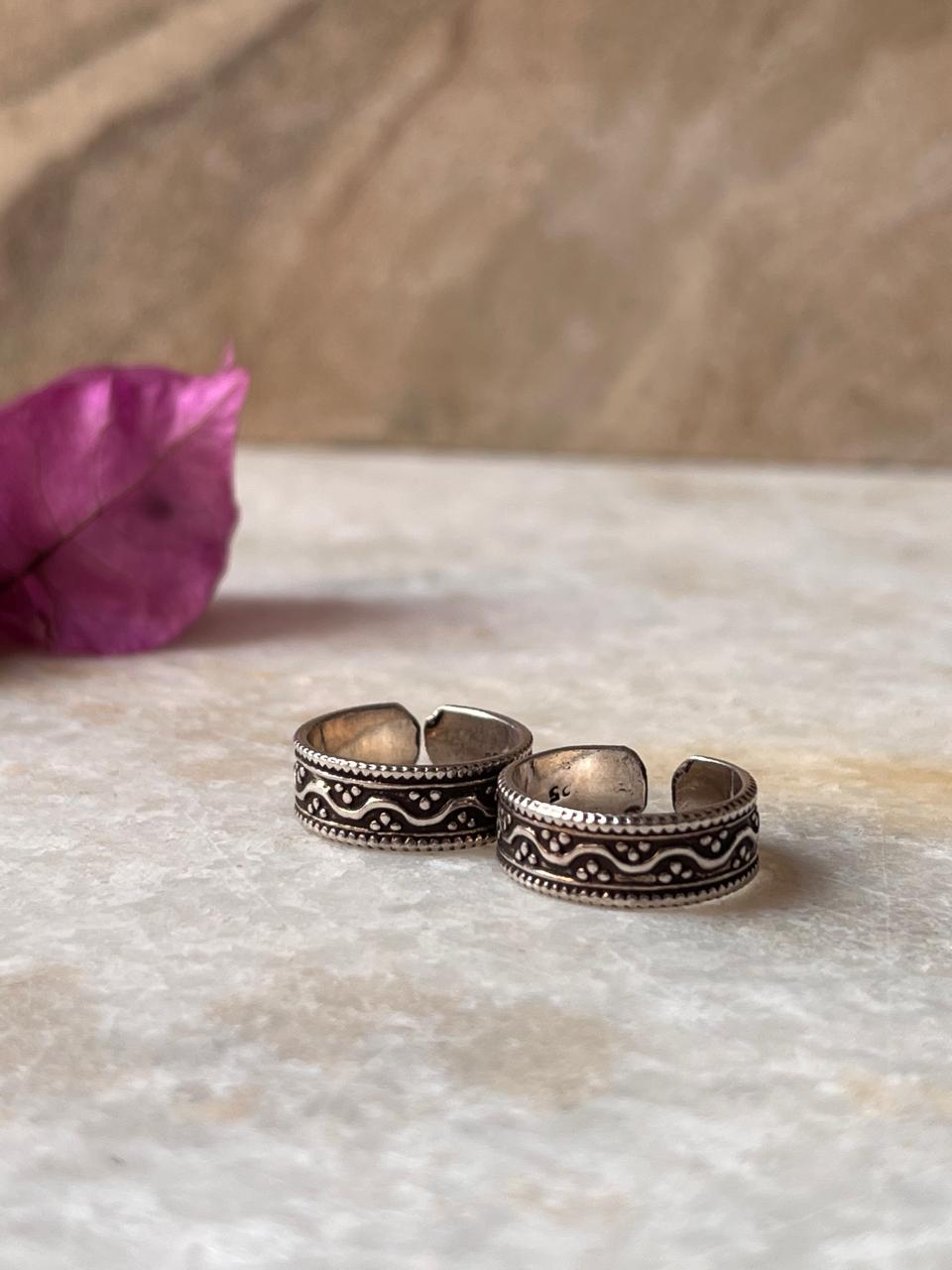 Pure silver toe ring with wavy antique tribal pattern