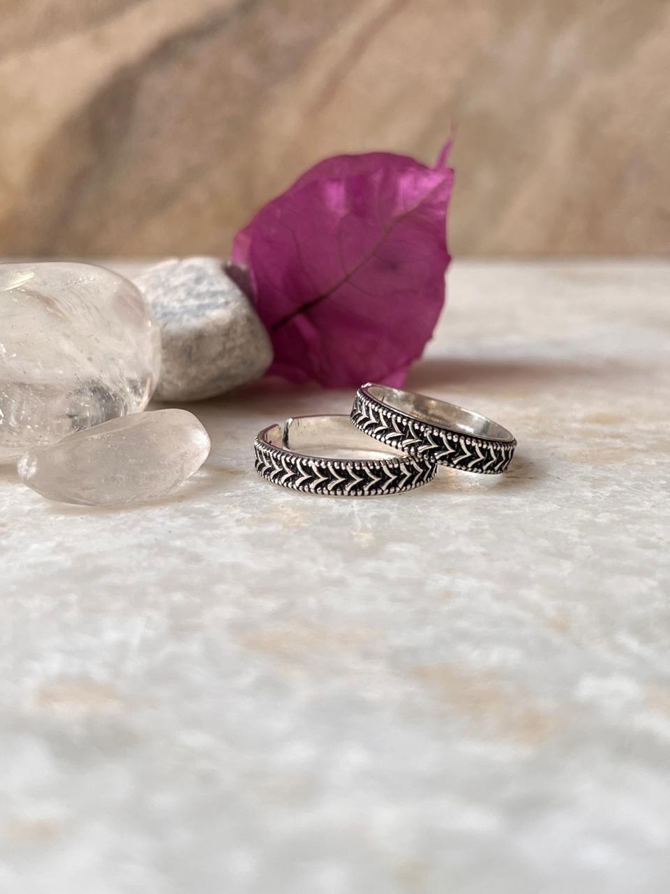 Minimal V design sterling silver adjustable toe ring