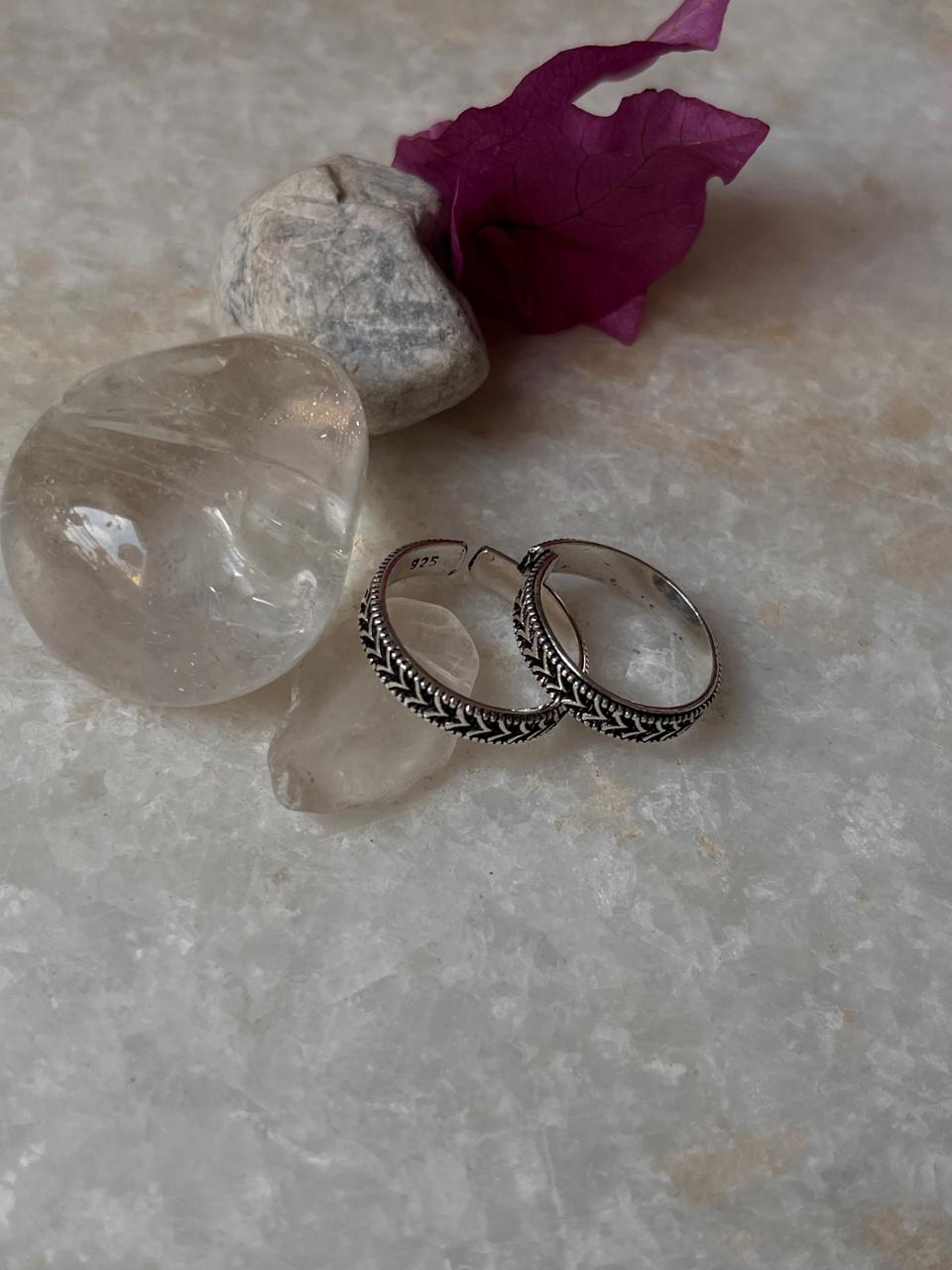 Geometric V pattern toe ring in 925 silver