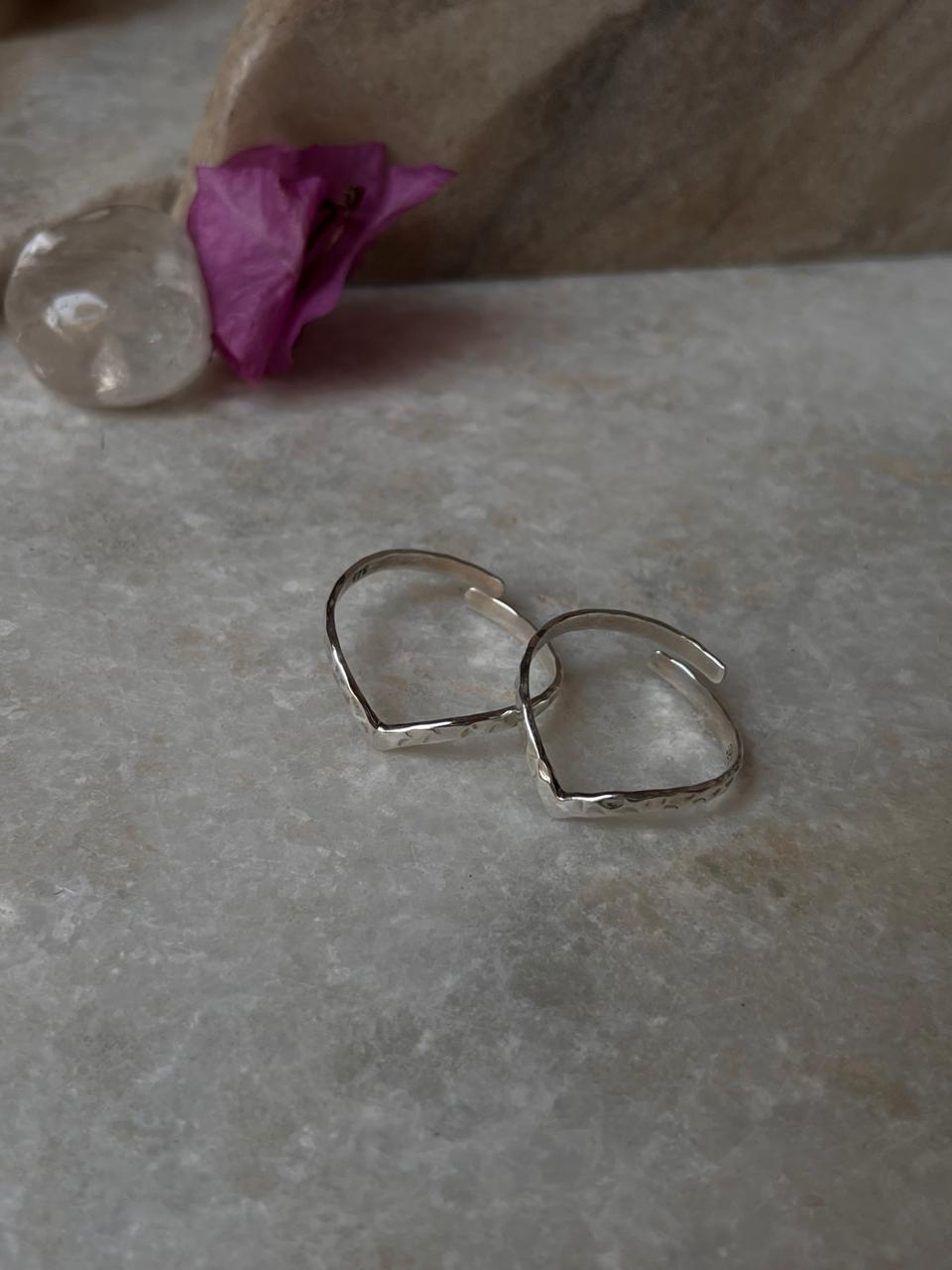 V hammered thumb toe ring in 925 sterling silver