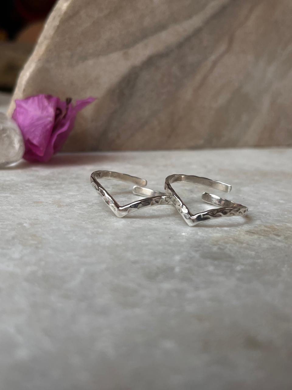 Hammered silver toe ring with V shape design