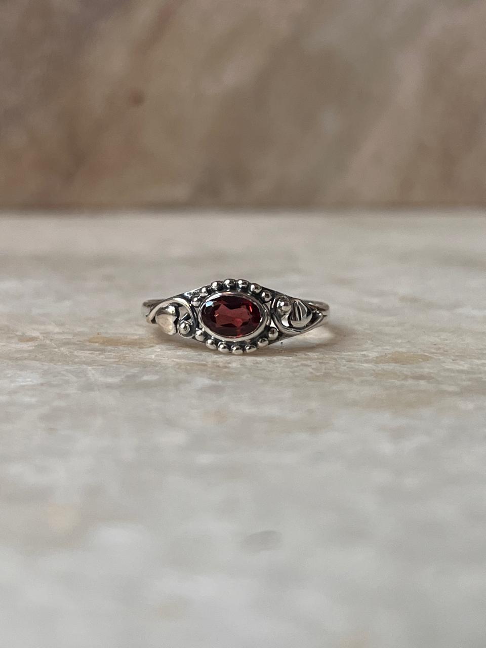 Garnet Oval Rawa 925 Sterling Silver Ring