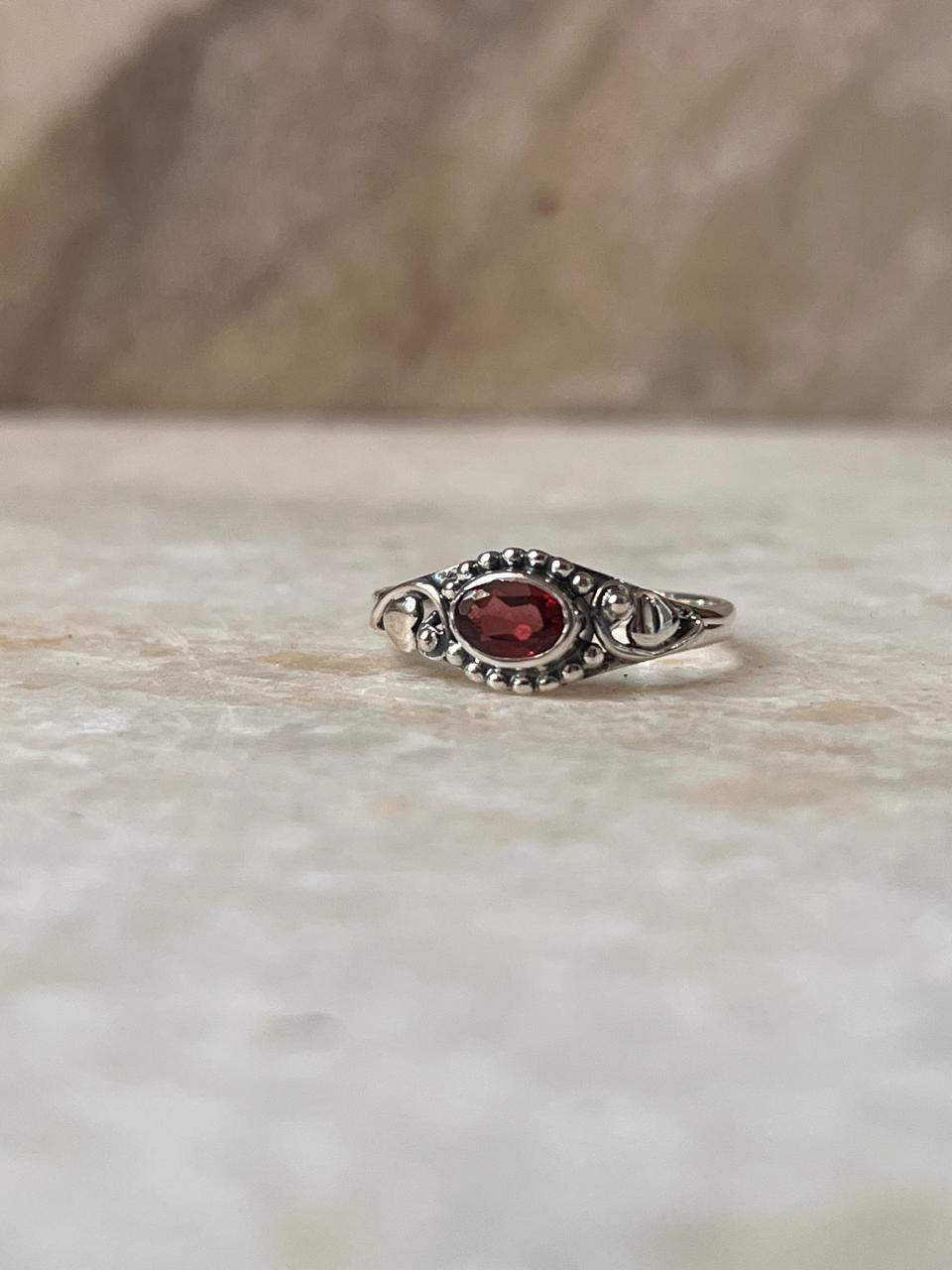 Garnet Oval Rawa 925 Sterling Silver Ring