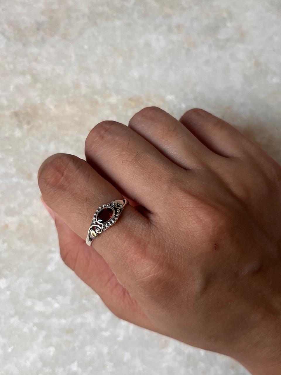 Garnet Oval Rawa 925 Sterling Silver Ring