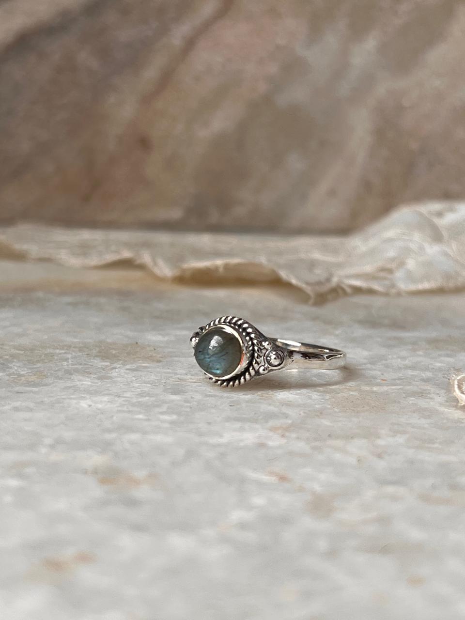 Round Labradorite Gemstone Ring – Boho II Design in Silver