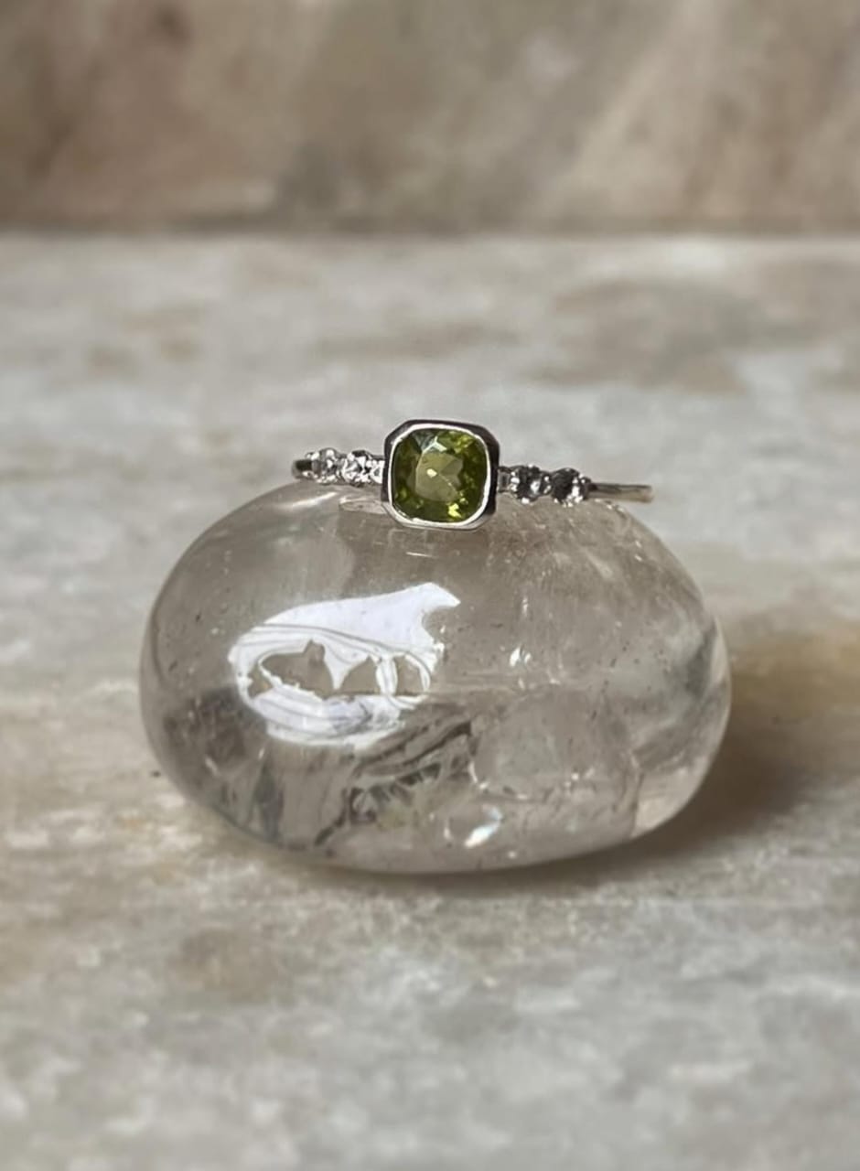 Peridot & White Topaz Band 925 Sterling Silver Ring