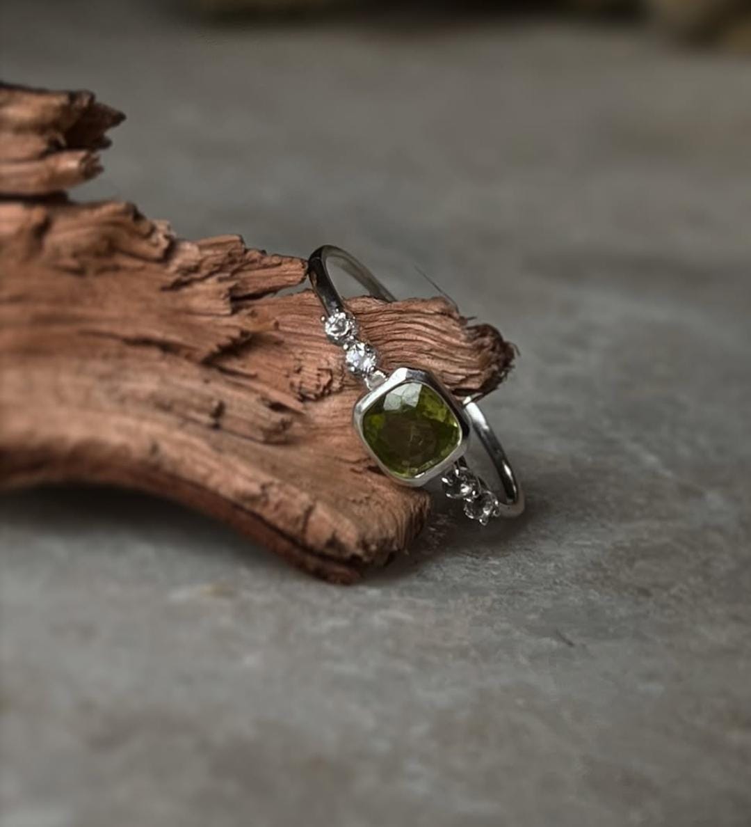 Peridot & White Topaz Band 925 Sterling Silver Ring