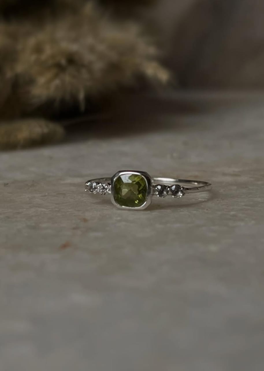 Peridot & White Topaz Band 925 Sterling Silver Ring