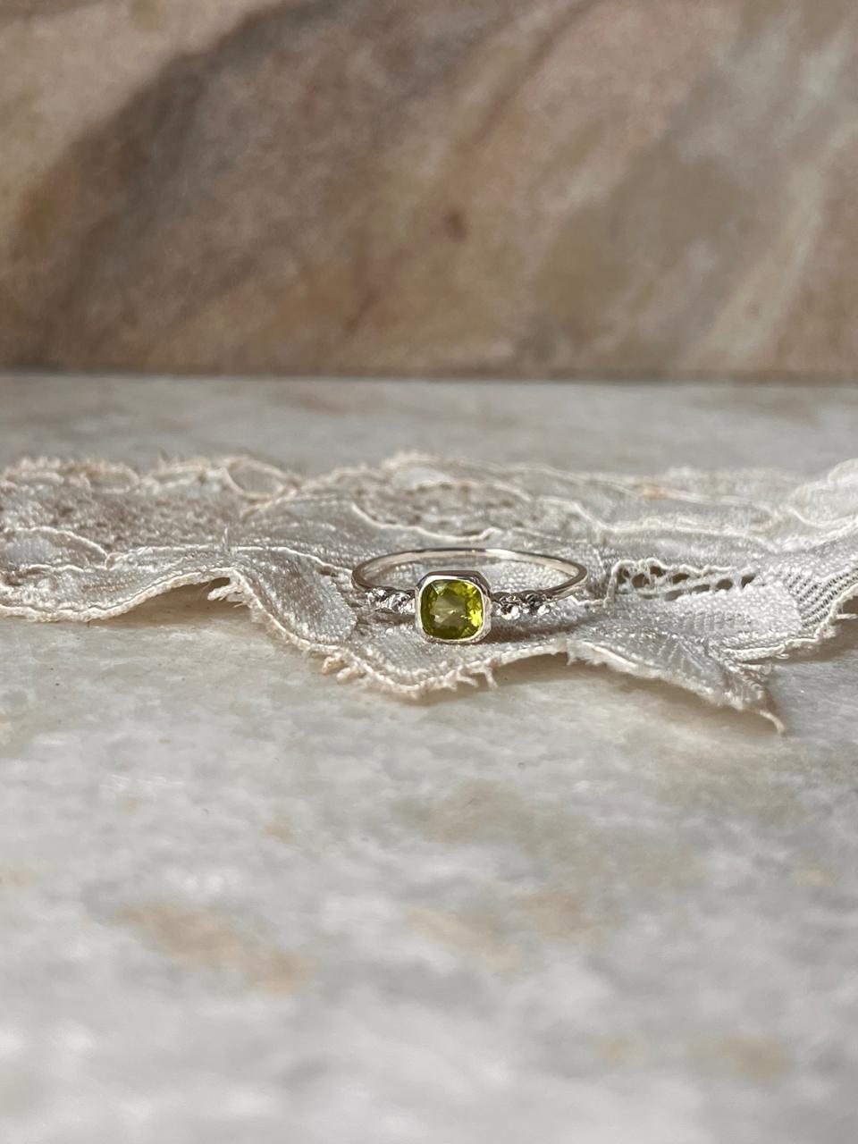 Peridot & White Topaz Band 925 Sterling Silver Ring