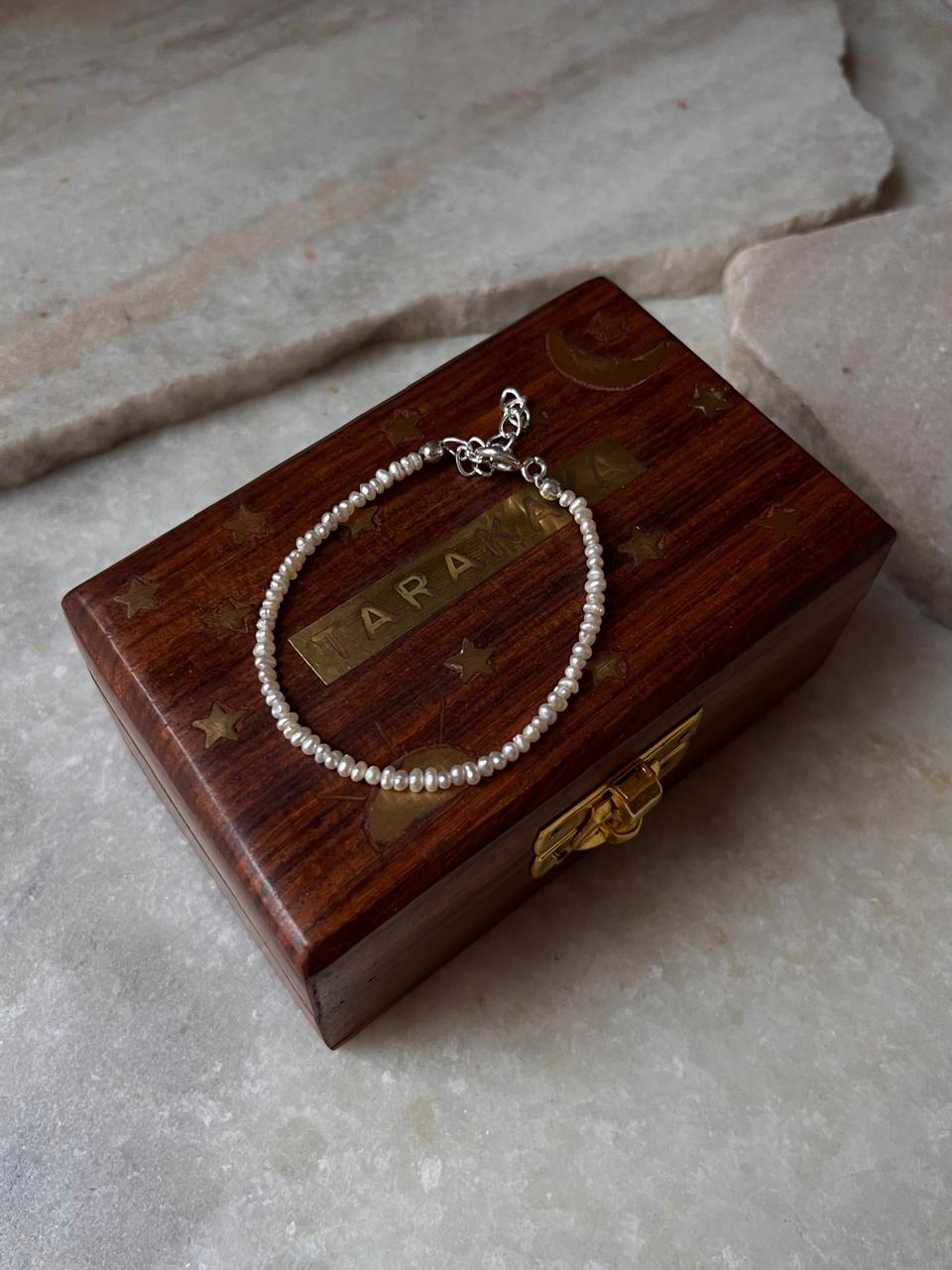 Round shiny freshwater pearl bracelet with silver clasp