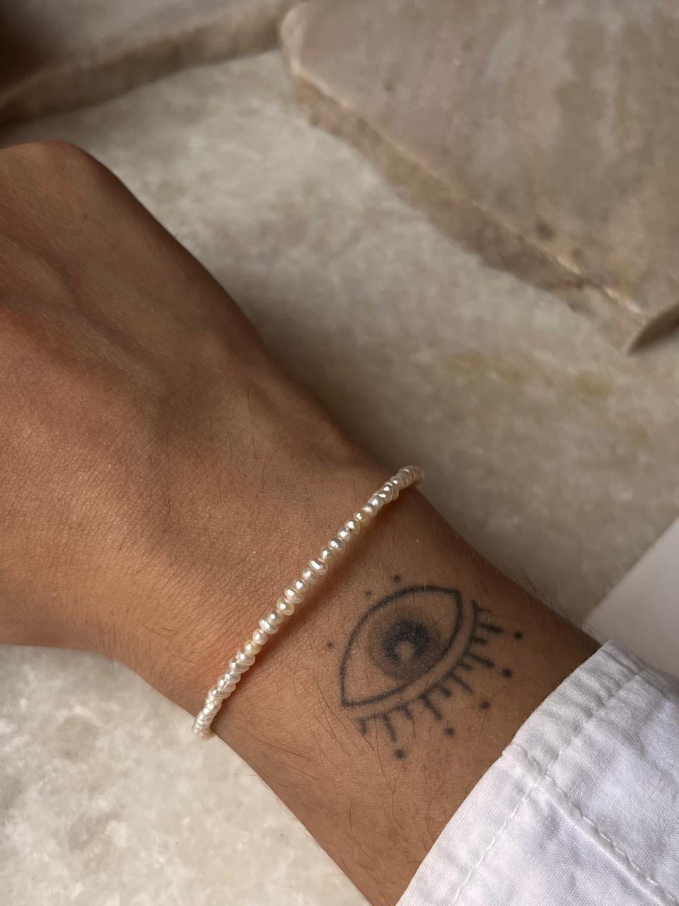 Round shiny freshwater pearl bracelet with silver clasp