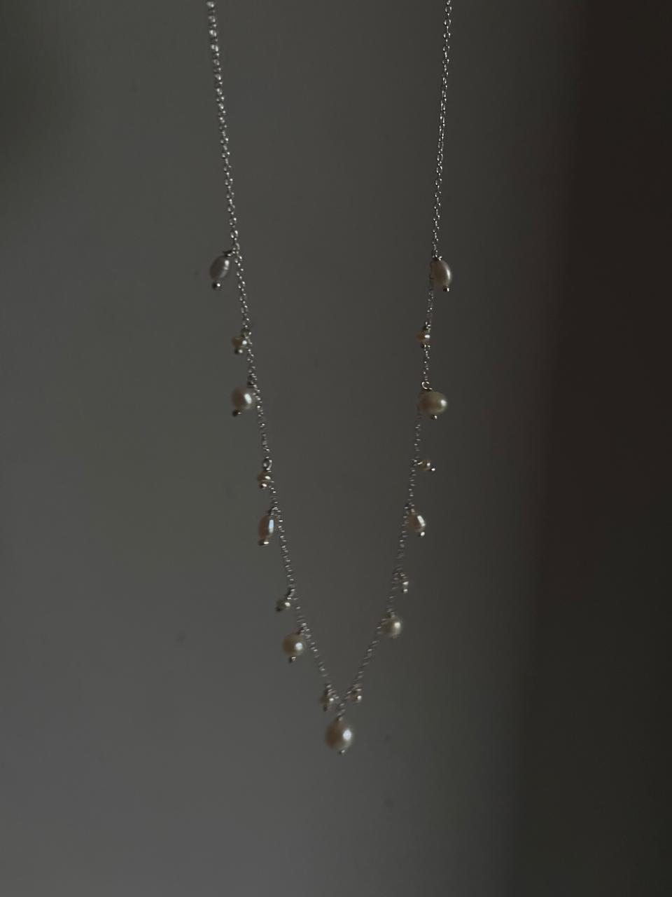 Elegant freshwater pearl choker necklace in 925 silver cable chain