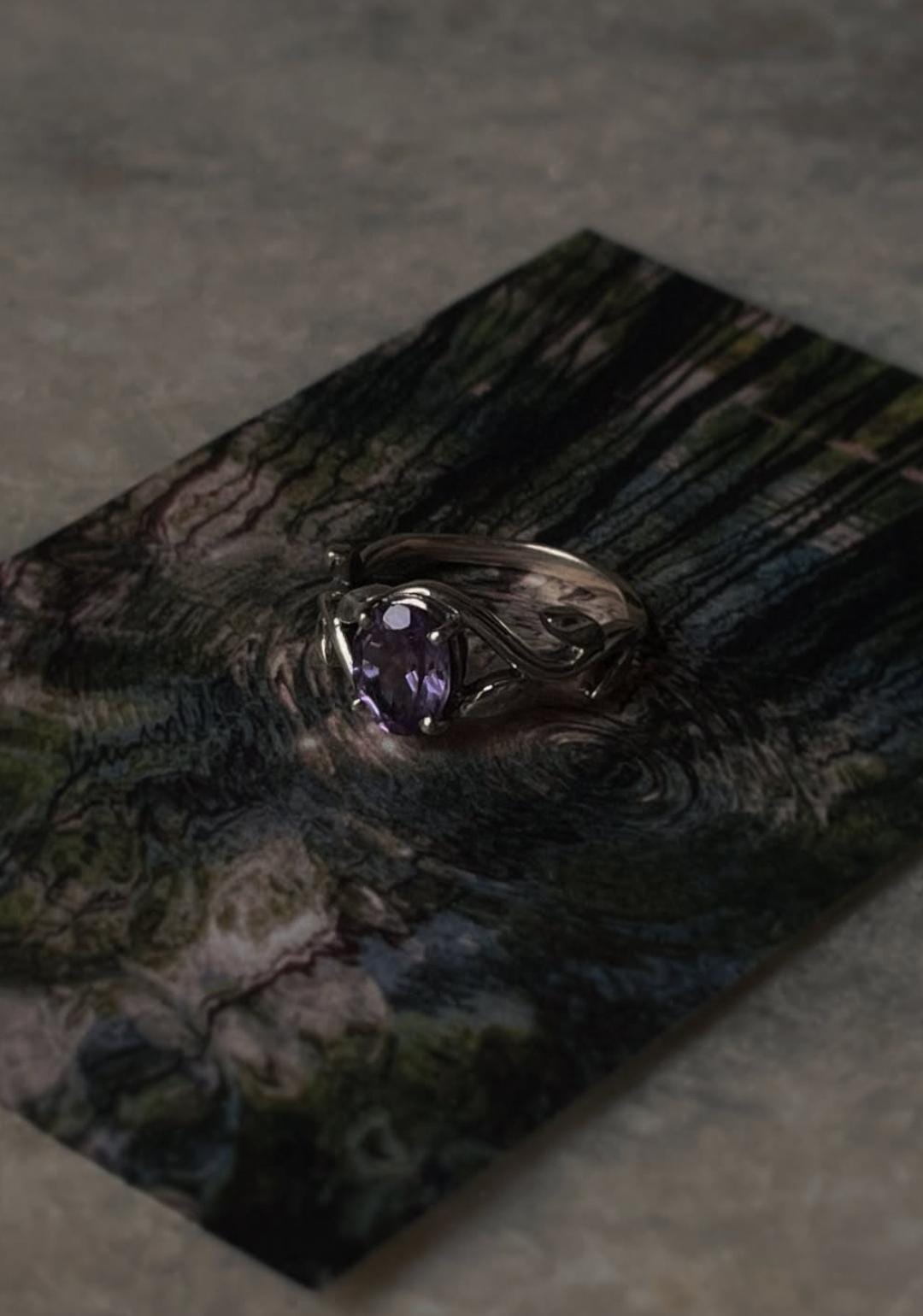 925 silver ring featuring amethyst and intricate vine pattern