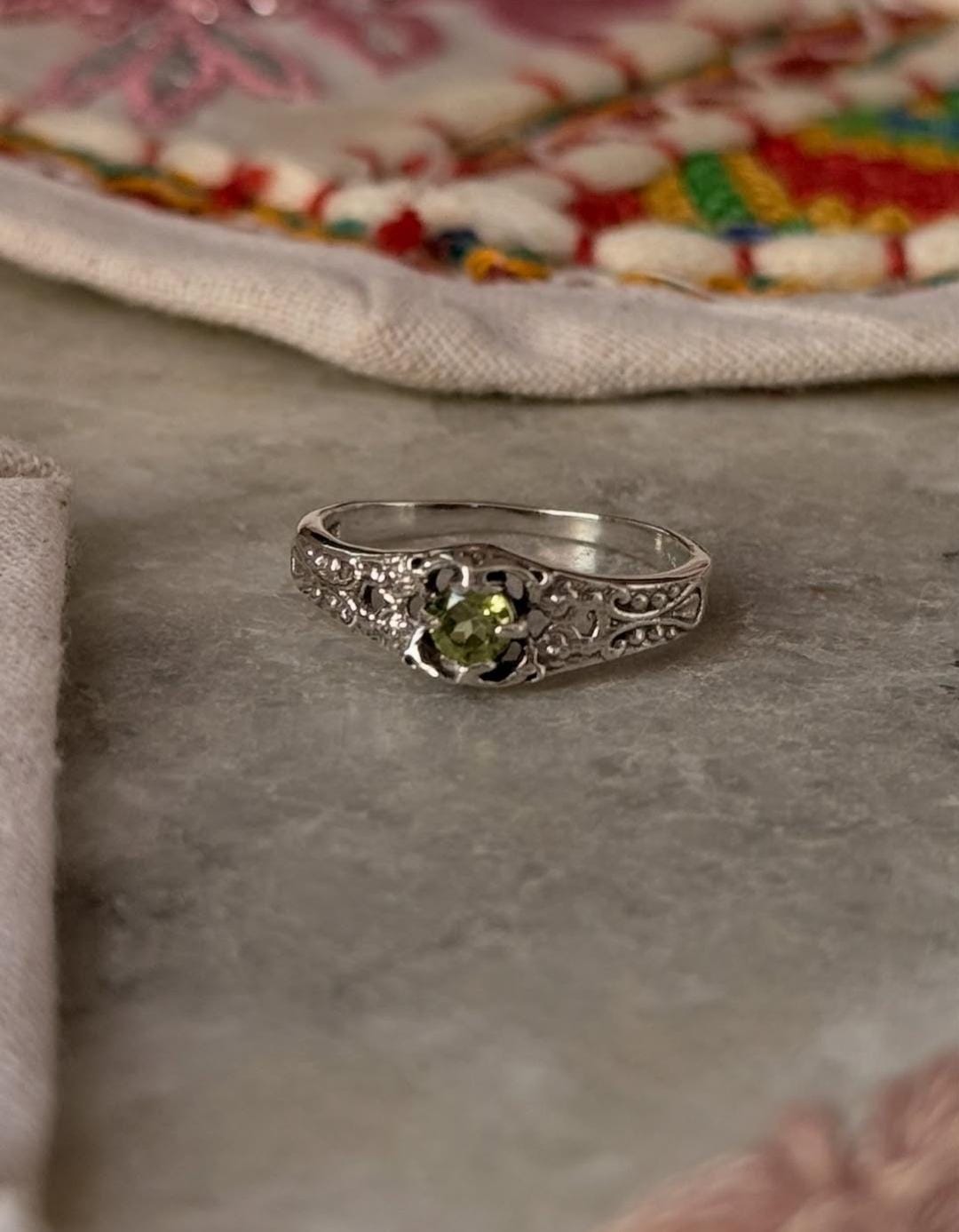 Classic Vintage Design Peridot 925 Sterling Silver Ring