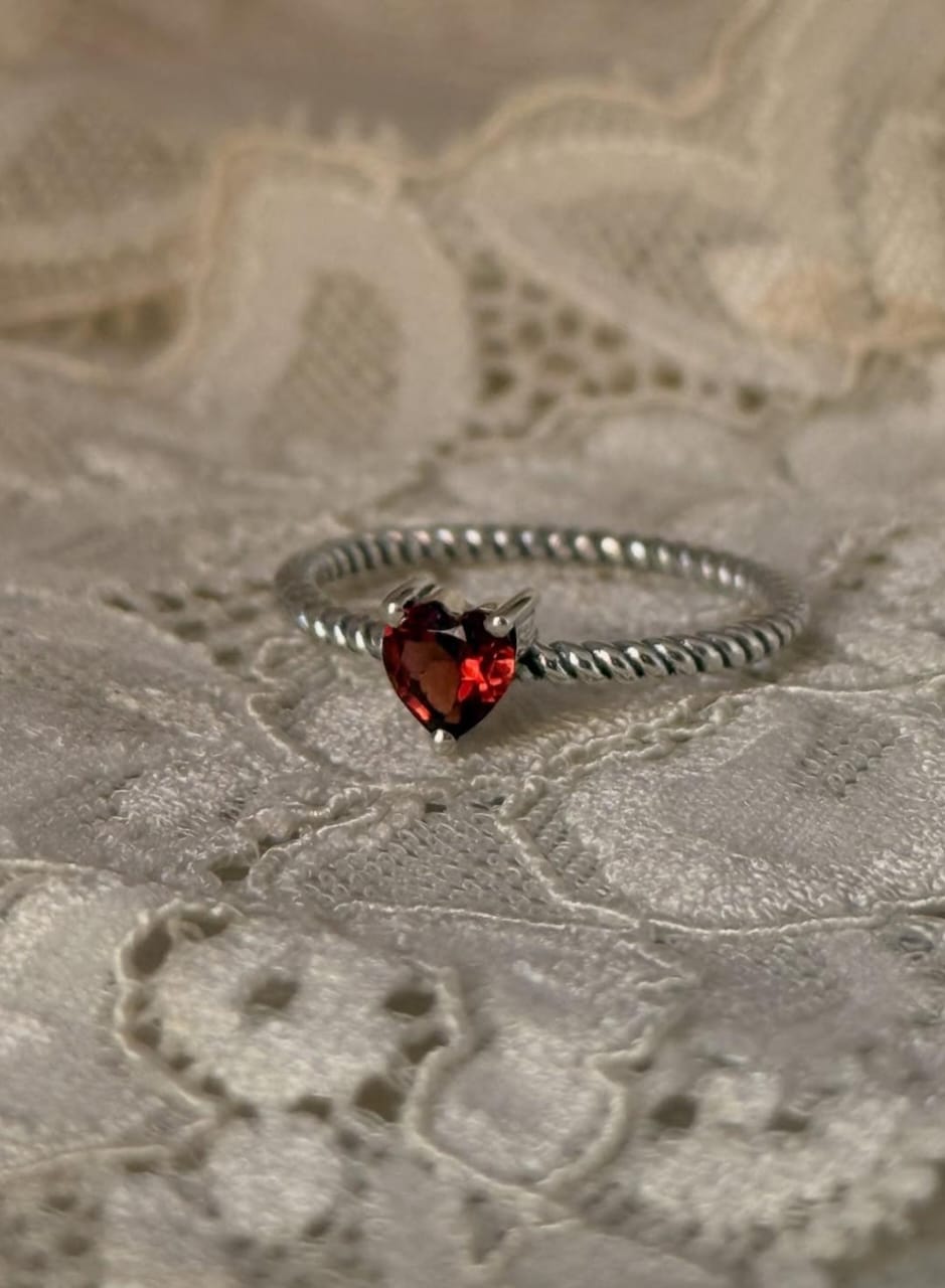 Handcrafted 925 silver ring with garnet heart solitaire