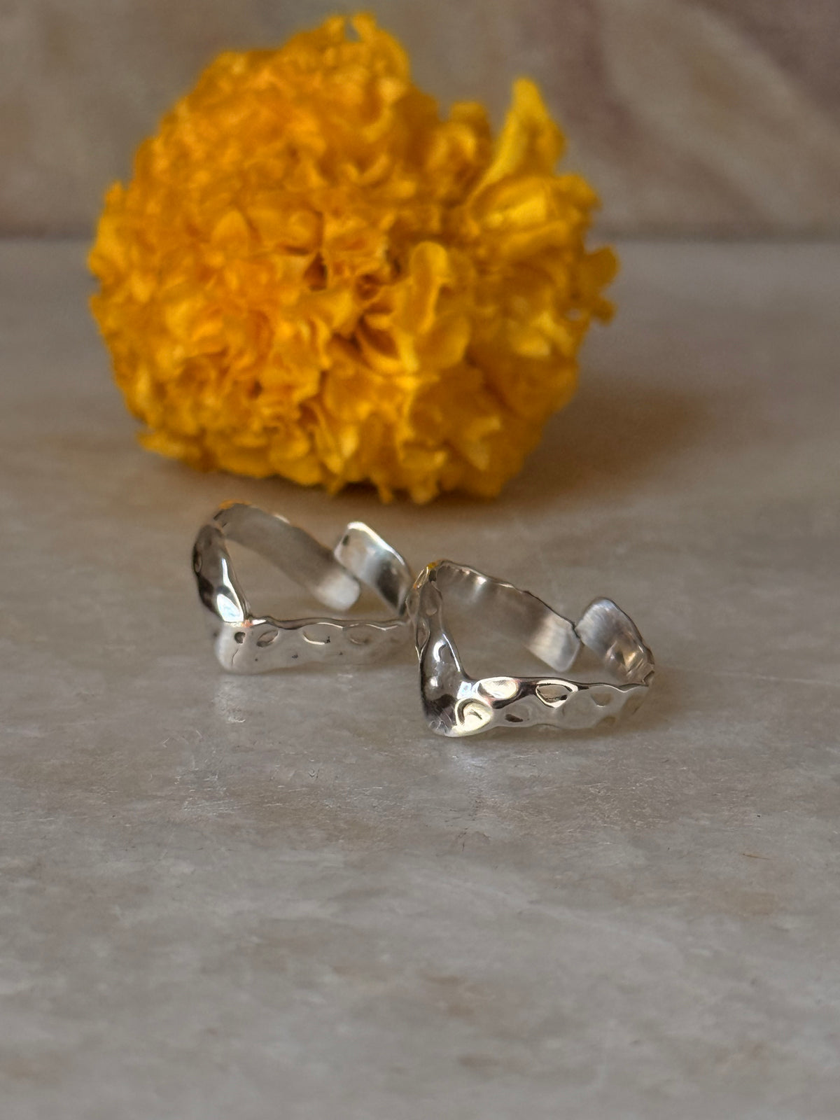 925 Sterling Silver V hammered Sleek Toe Ring