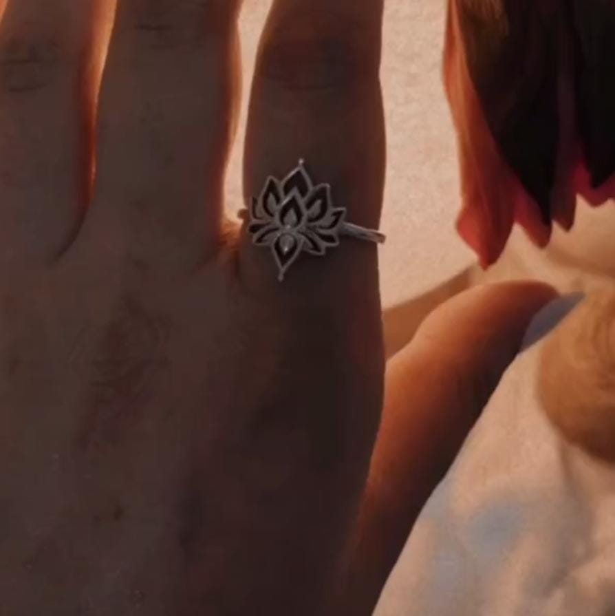 Charming silver ring with divine lotus detail
