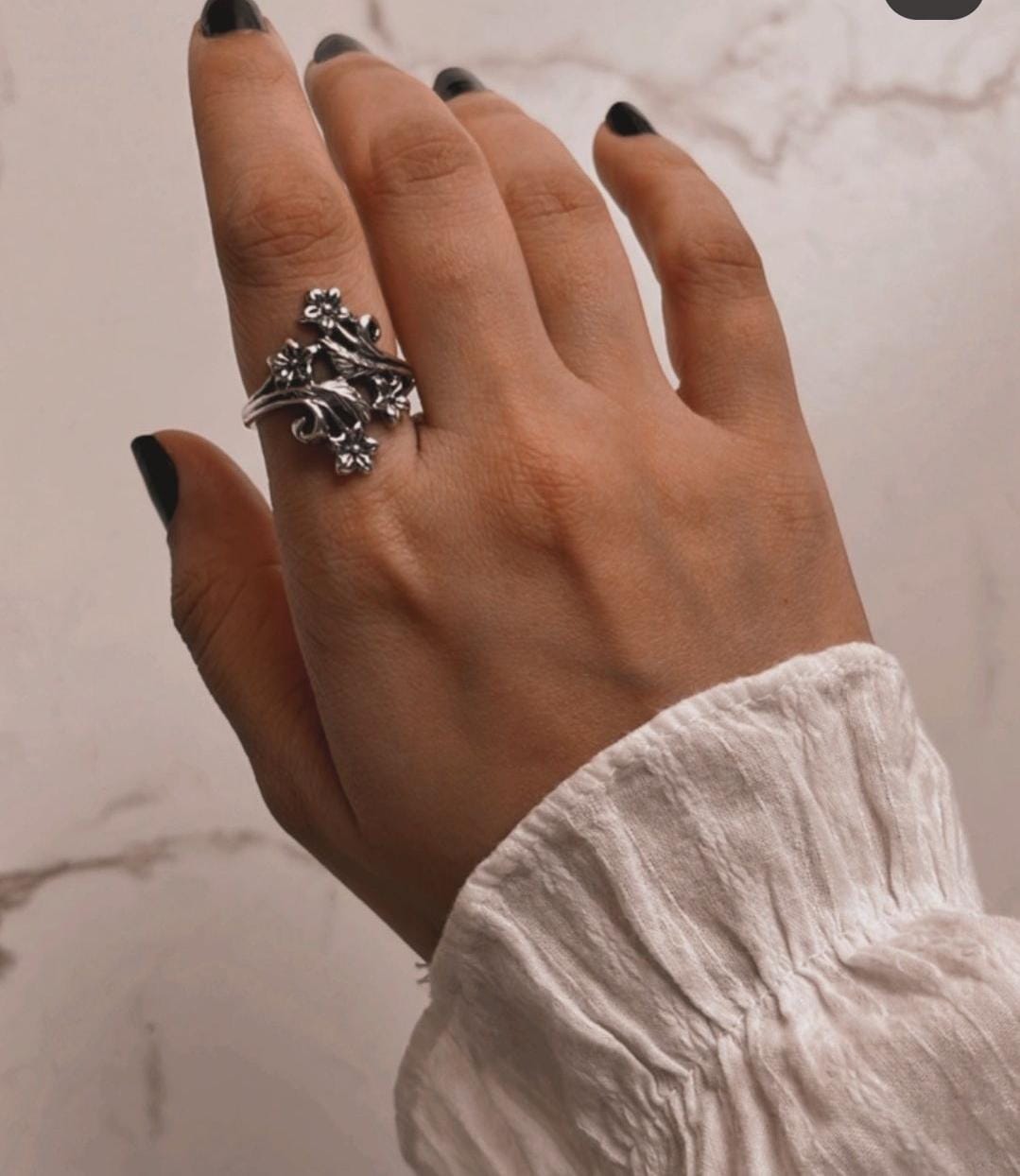 Elegant vintage 925 silver ring with intricate forest and leaf detailing