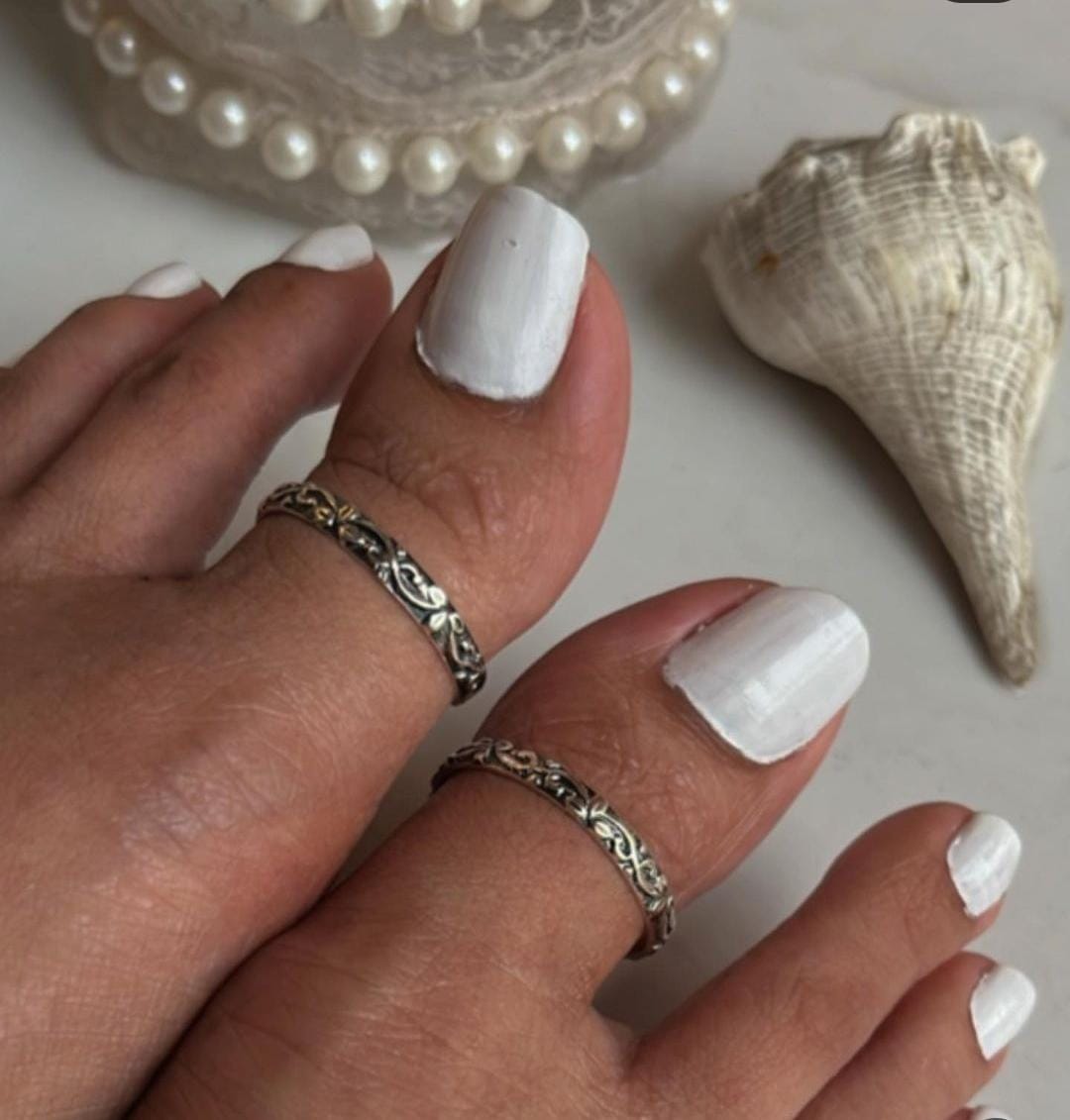 Elegant vintage motif pure silver thumb toe ring