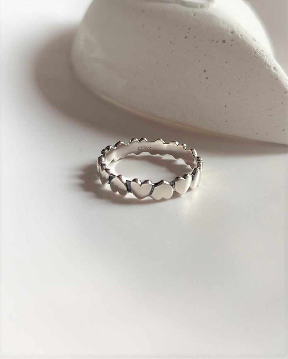 Simple heart band silver ring with delicate design
