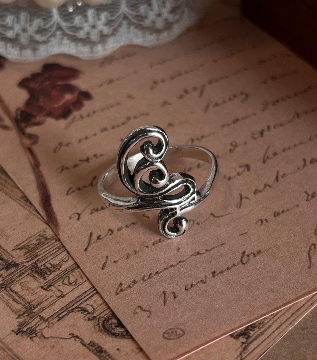 Elegant silver ring with spiral vintage pattern