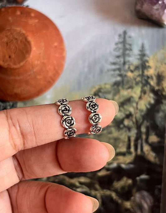 Roses band pure silver toe ring with floral design