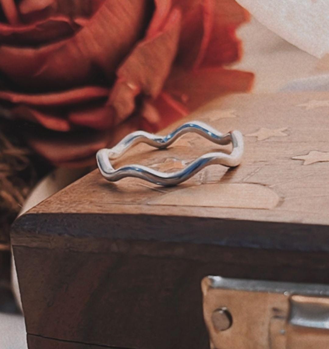 Elegant wavy band silver ring
