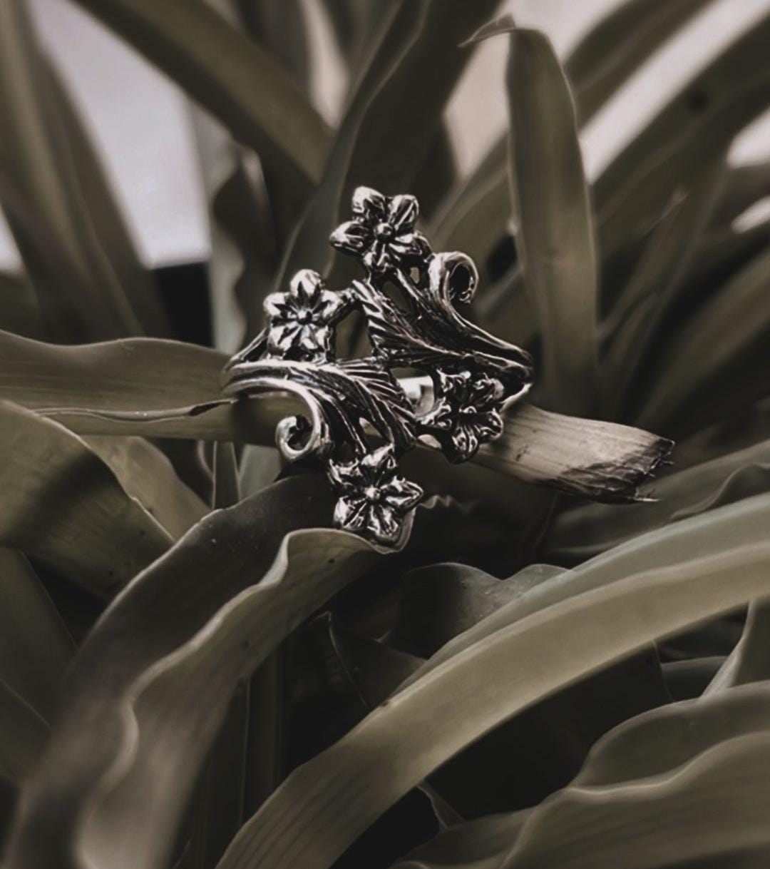 Charming vintage 925 silver ring with detailed forest and foliage design