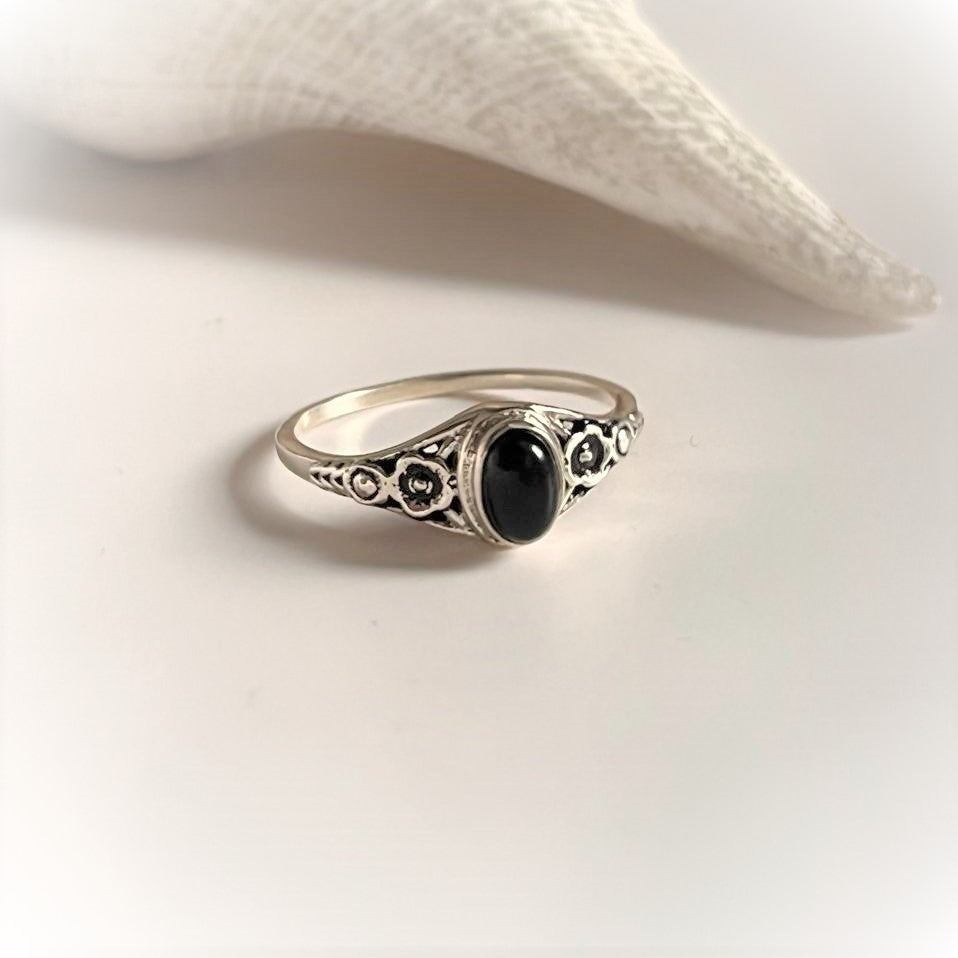 Sophisticated black onyx flower silver ring with an elegant design.