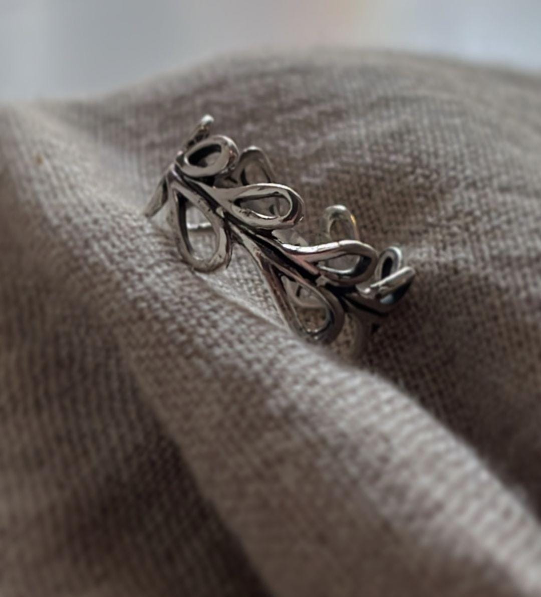 925 sterling silver ring featuring vines and leaves