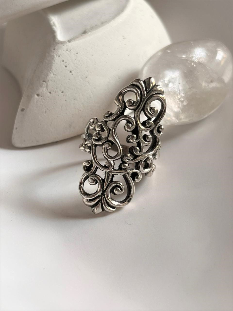 Charming Fleur De Lis silver ring with vintage detail