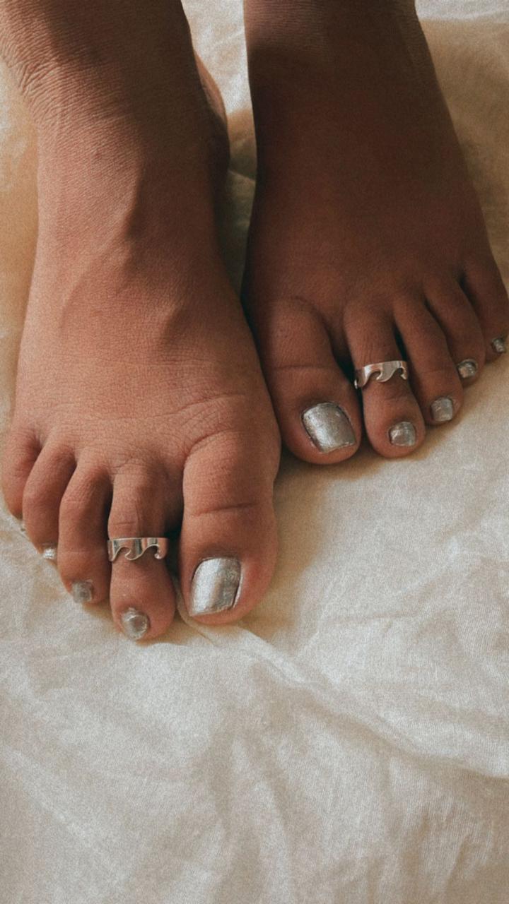 Elegant wavy toe ring in pure silver
