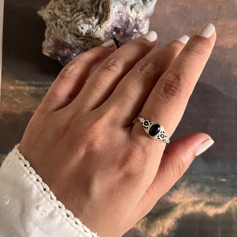 Beautiful black onyx flower silver ring for a nature-inspired look.