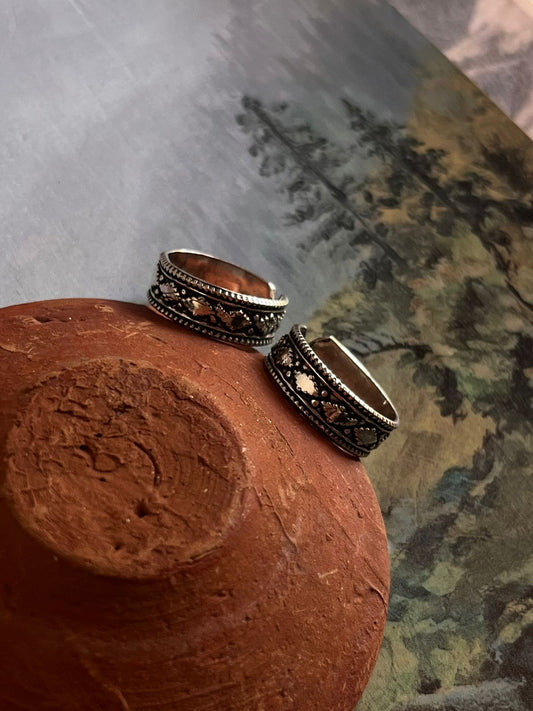 Handcrafted antique tribal Rawa silver toe ring with intricate detailing.