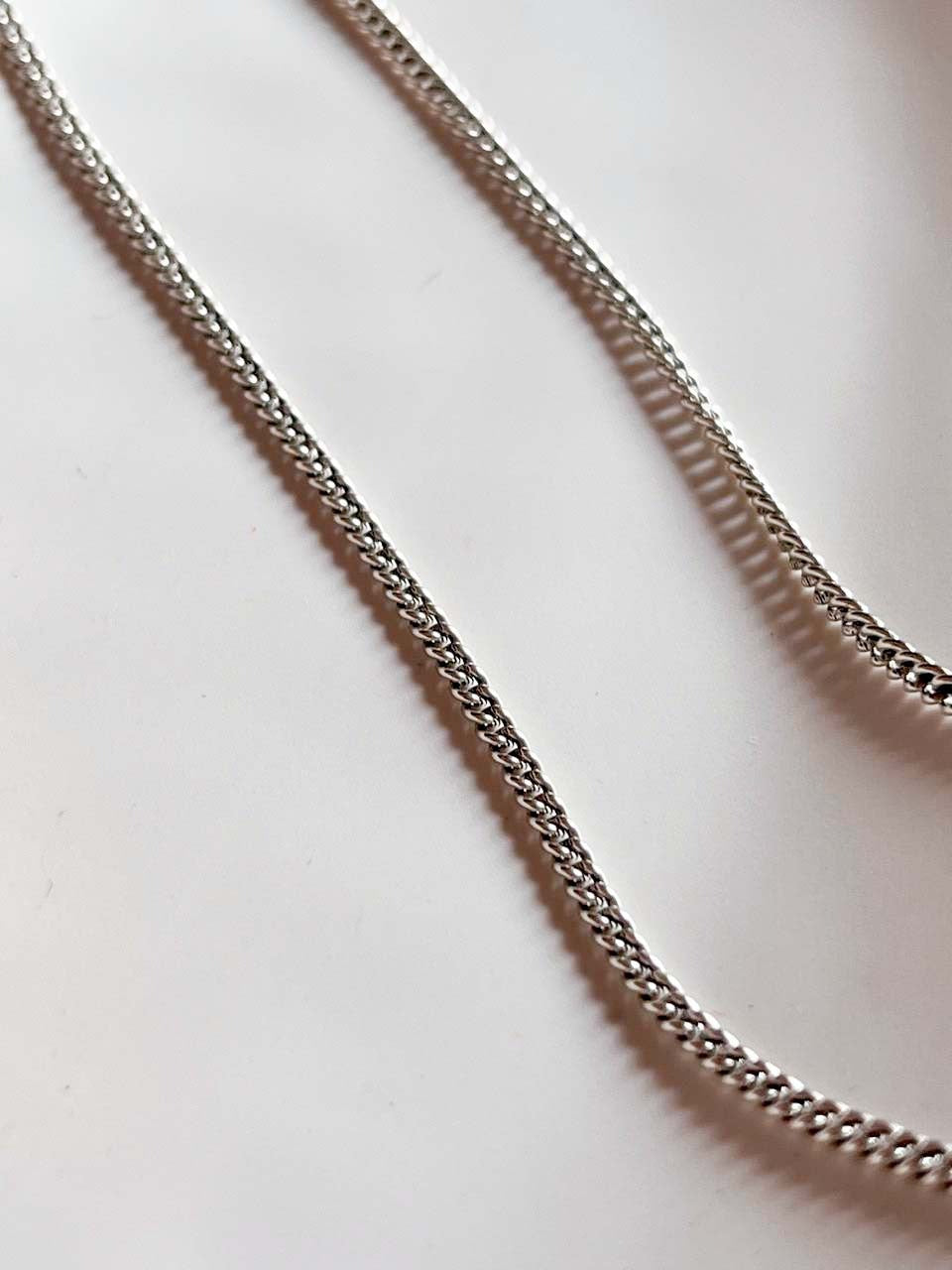 Elegant curb med thick silver chain with strong, bold design