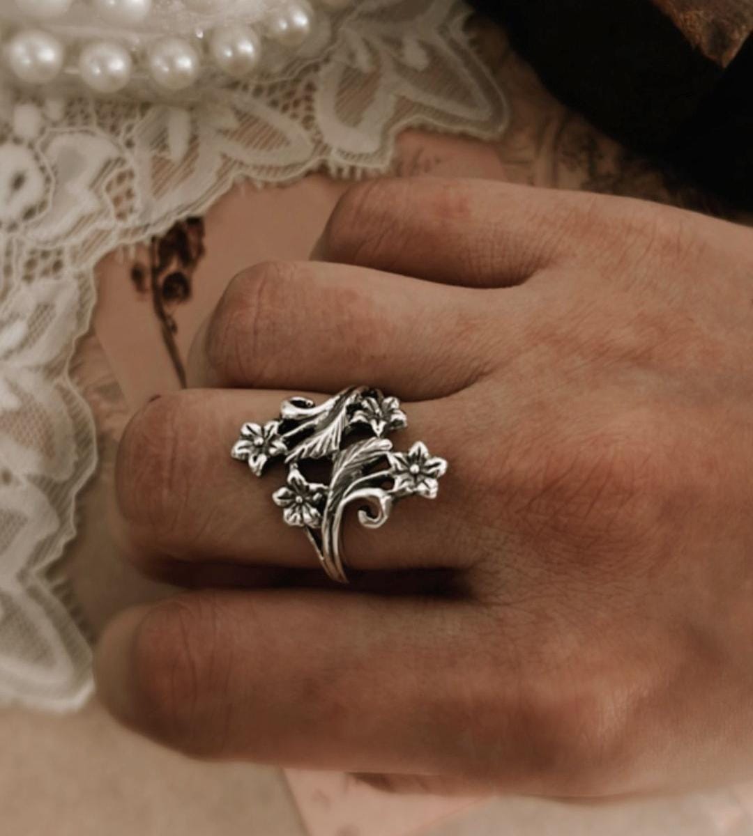 Detailed forest vintage 925 silver ring with nature-themed craftsmanship