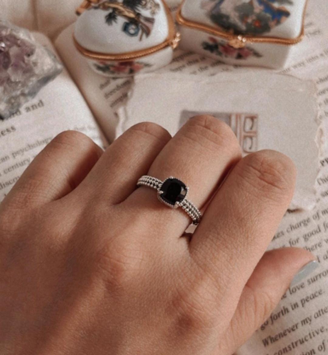 Chic Vintage Silver Ring Featuring Square Cut Black Onyx