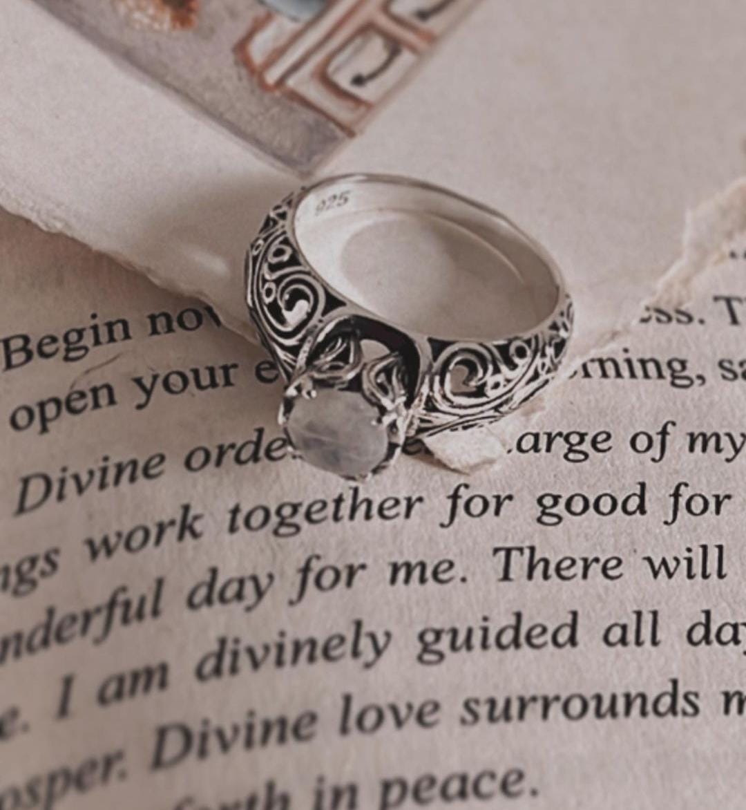 Solitaire vintage motif moonstone silver ring