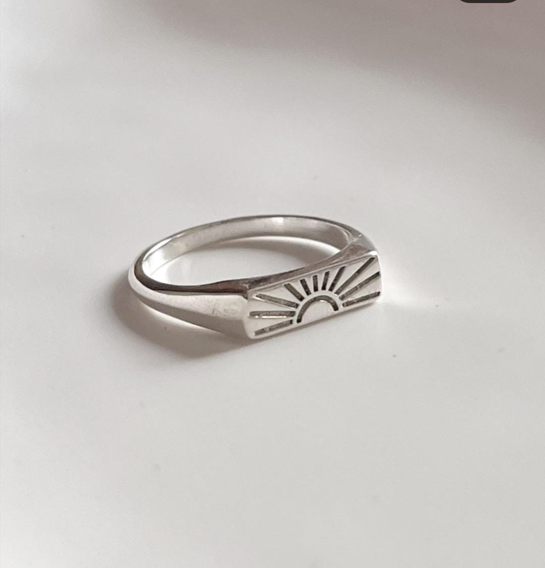 Trendy sun engraved signet ring with 925 silver band