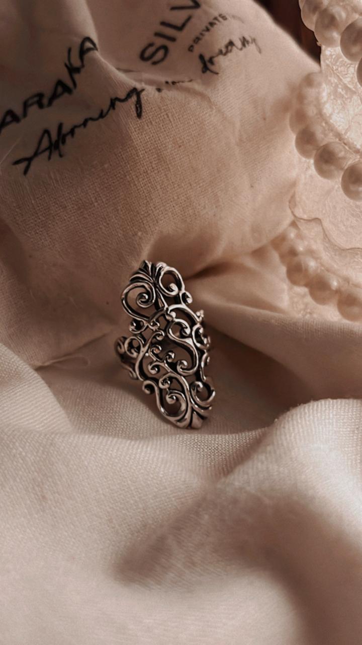 Elegant Fleur De Lis design silver ring