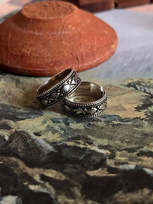 925 Sterling Silver toe ring with antique tribal Rawa detailing.
