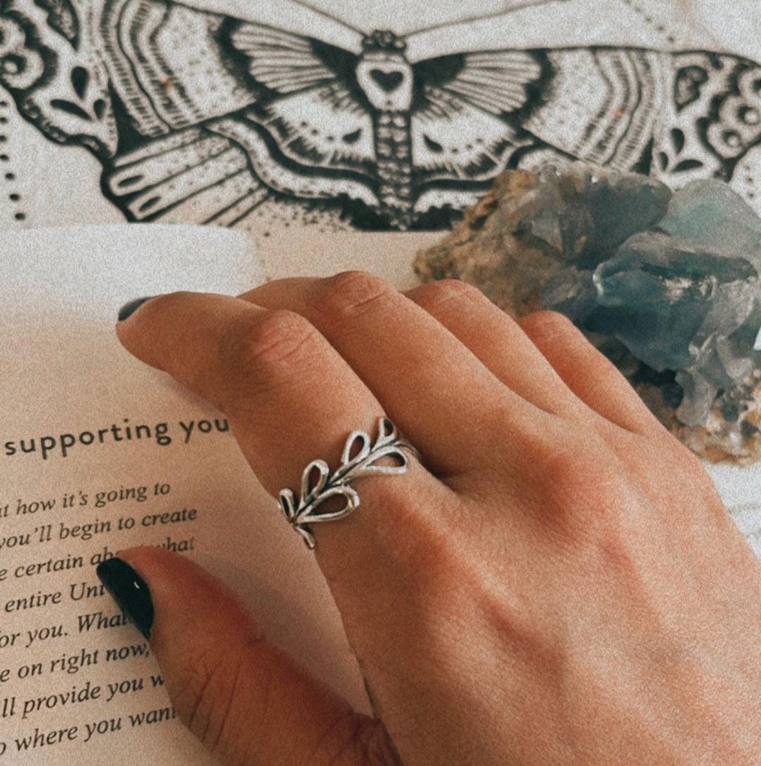 Intricate vines and leaf design silver ring