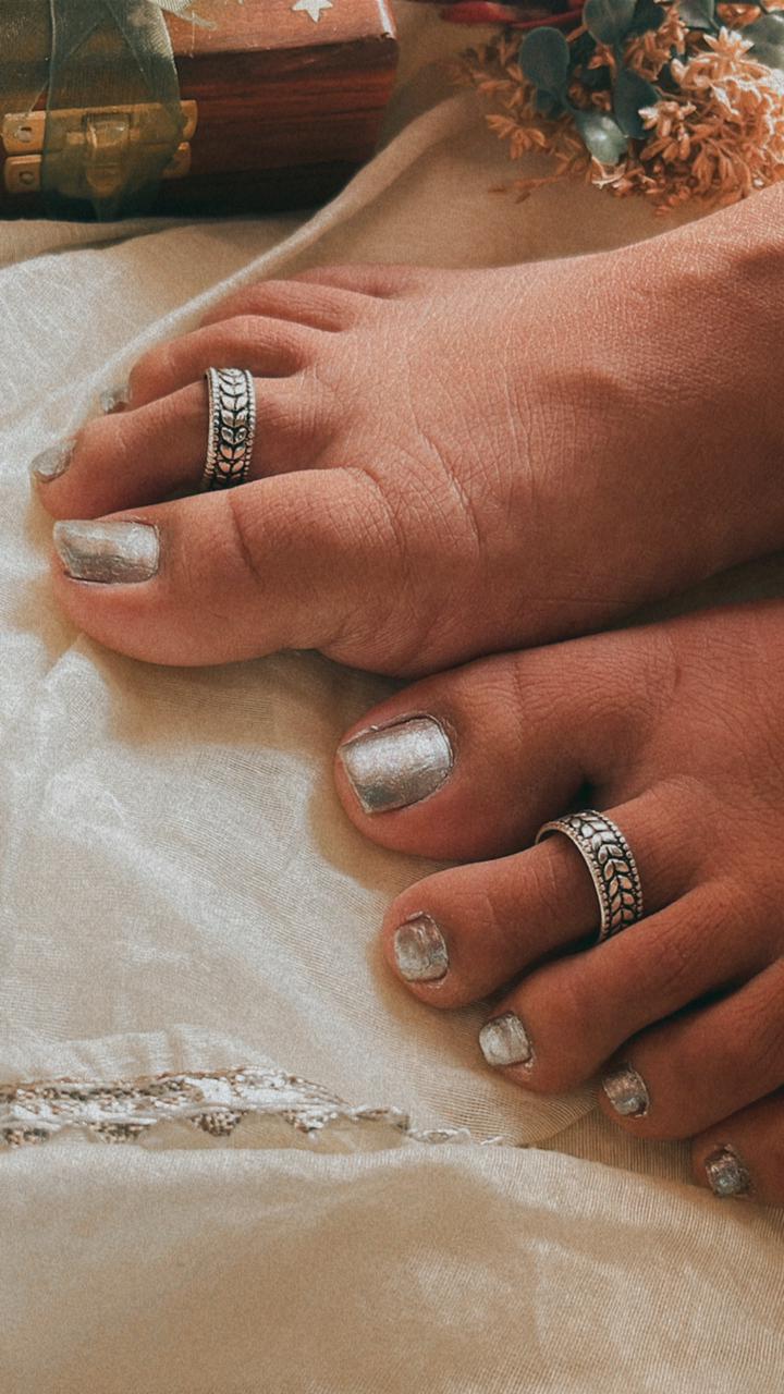 Charming Leafy Silver Toe Ring with Antique Finish