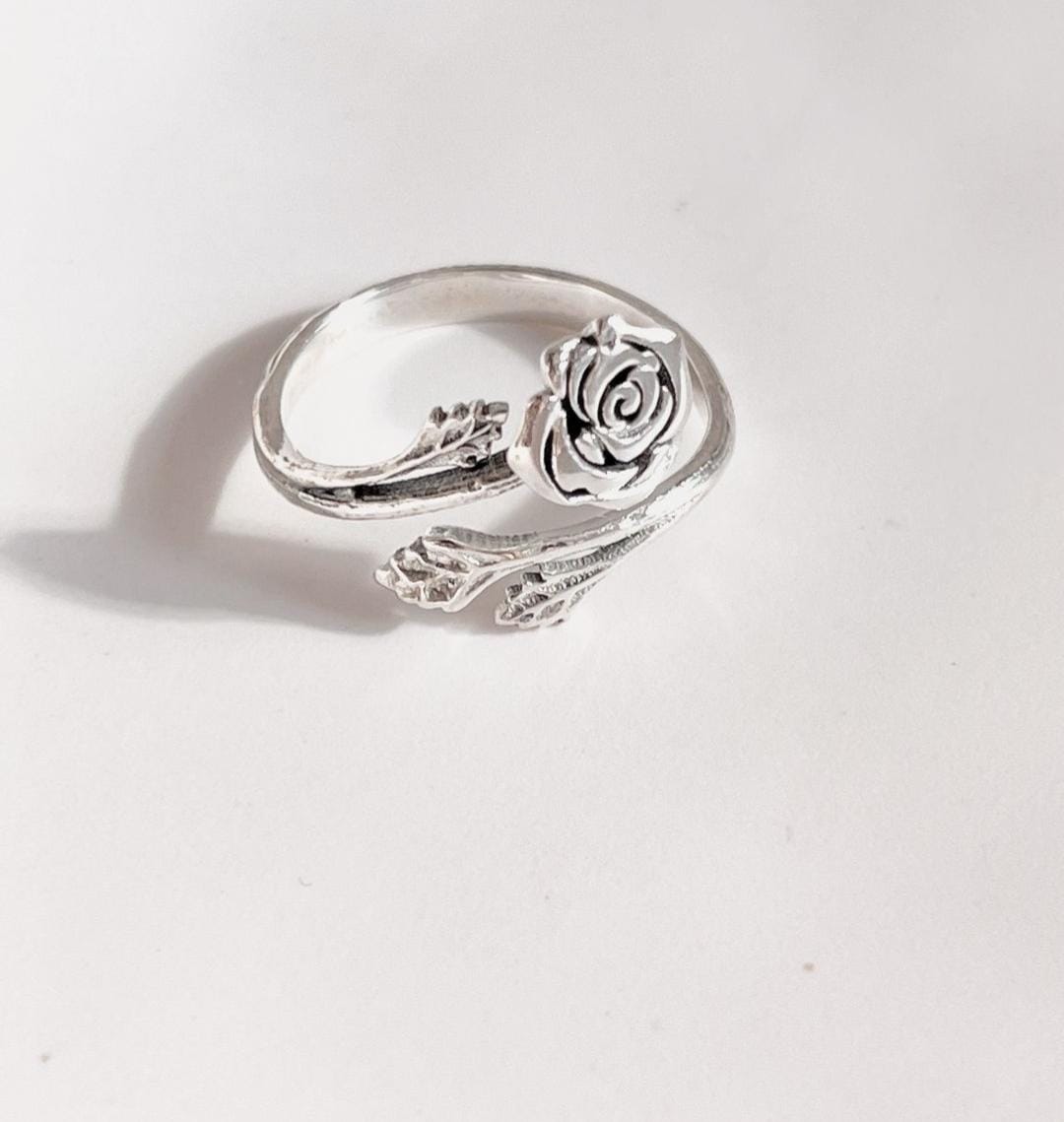 Classic vintage rose silver ring for a timeless look