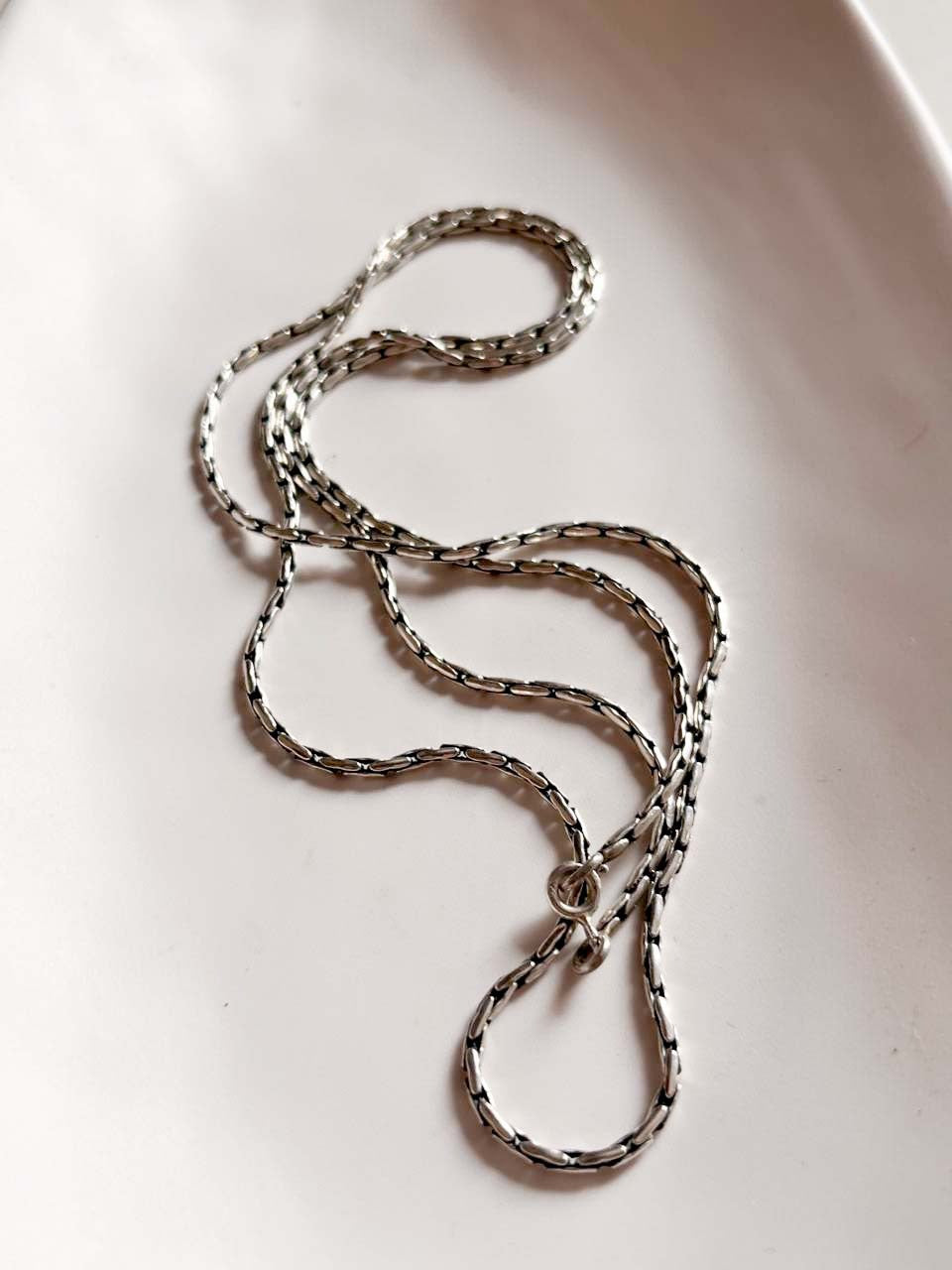 Classic antique-patterned silver chain for a timeless accessory.