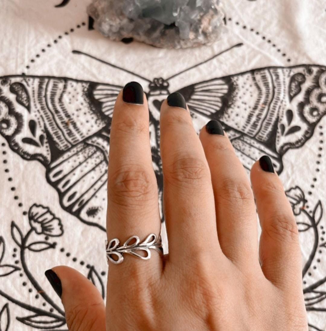 Charming silver ring with vines and leaf pattern