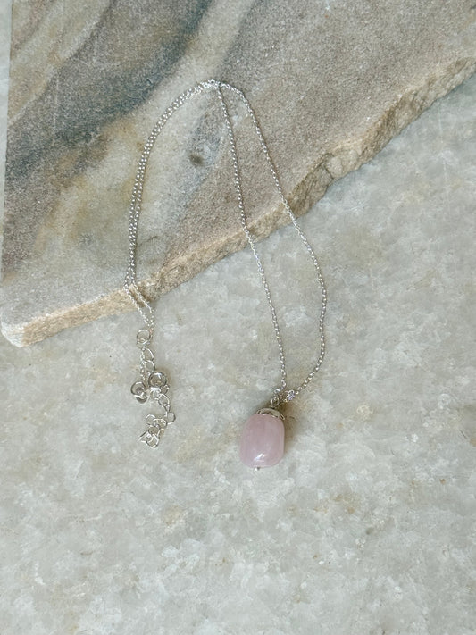 Rose Quartz Tumble with Flower Cap 925 Sterling Silver Necklace