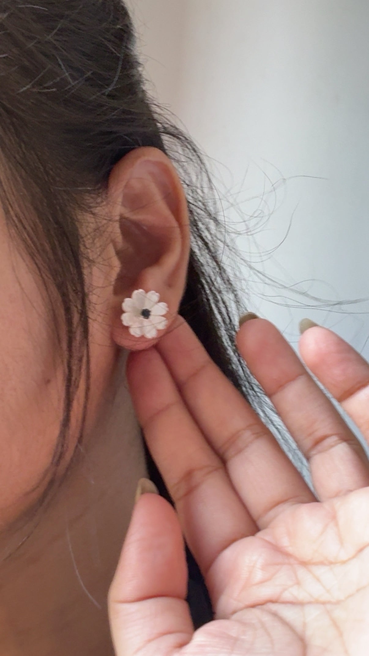 925 Sterling Silver Mother of Pearl Flower Carved - Black Spinel Round Studs- 2 in 1