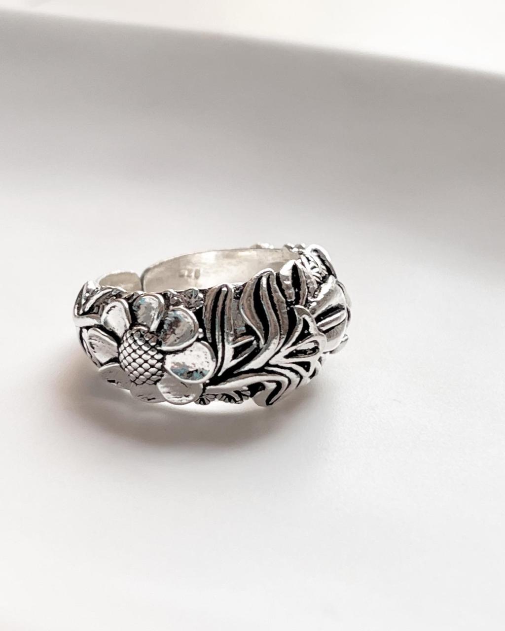 Charming garden motif adjustable silver ring with floral elements